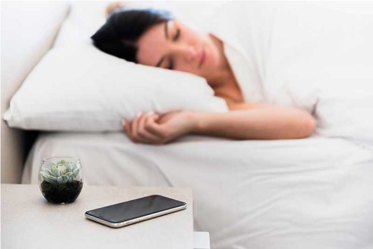 Mito o realidad: ¿Dormir cerca del celular no deja descansar?