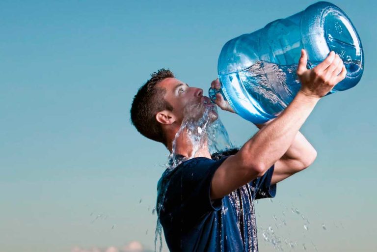 Los peligros de la hiponatremia o beber agua en exceso