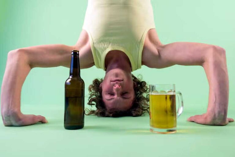 ‘Beer’ yoga: la tendencia ‘fitness’ que une relax y cerveza